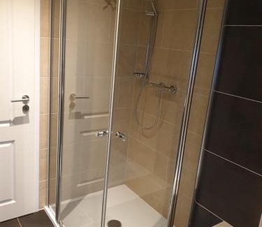 Grub am Forst Apartment | Cozy Ferienwohnung Auengrund: Pet & Child Friendly Retreat