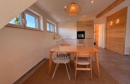 Beutelsau Apartment | Delightful Balcony Retreat - Child-Friendly Stay Awaits!