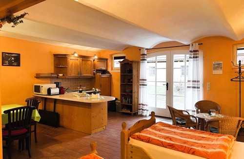 Klitten Apartment | Cozy Ferienwohnung Bauernstübchen with Spa & Pet Friendly