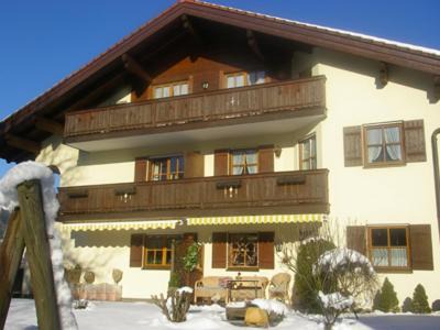Mitterbach Apartment | Exceptional Ferienwohnung Bergblick: Family-Friendly Escape