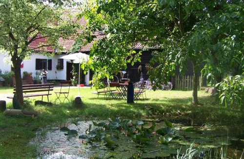 Lalendorf House | Pet-Friendly Ferienwohnung Bergfeld: Family Approved Retreat