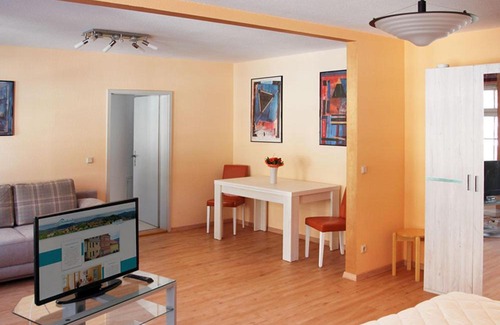 Zella-Mehlis Apartment | Inviting Ferienwohnung Bernhardt: Family-Friendly with Pool
