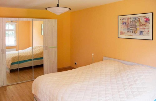 Zella-Mehlis Apartment | Inviting Ferienwohnung Bernhardt: Family-Friendly with Pool
