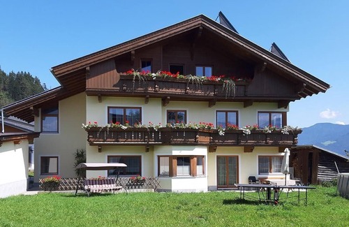 Vomperbach Apartment | Inviting Ferienwohnung Bettelwurfblick - Family-Friendly Retreat