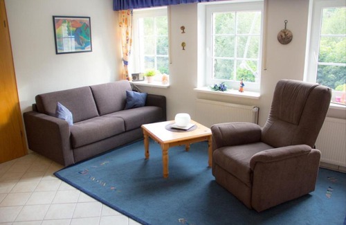 Ortsmitte Apartment | Cozy Ferienwohnung Braun with Kitchen for Your Getaway