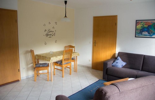 Ortsmitte Apartment | Cozy Ferienwohnung Braun with Kitchen for Your Getaway