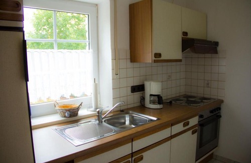 Ortsmitte Apartment | Cozy Ferienwohnung Braun with Kitchen for Your Getaway