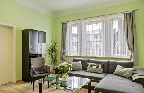 Plaue Apartment | Family-Friendly Ferienwohnung Burgblick with Top Reviews