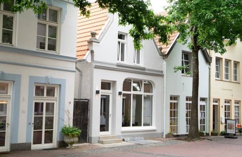 Nordhorn Apartment | Cozy Ferienwohnung Burgstübchen: Family & Pet Friendly Retreat