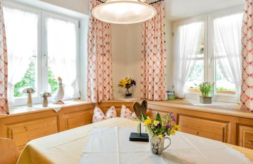 Vorderhindelang Apartment | Cozy Retreat at Café Mali - 4 Star, Rated 9.7/10