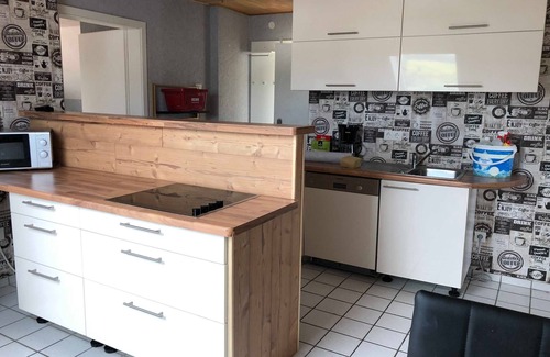 Villmar Apartment | Cozy Carolinger Hüttendorf: Pet-Friendly Retreat with Breakfast