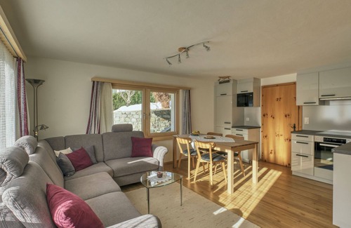 Valsot Apartment | Lake View Retreat: Ferienwohnung Chasa Plajet 8B Awaits