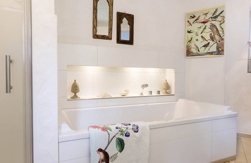 Stadelhofen Apartment | Relaxing Country Side Getaway with Family-Friendly Amenities