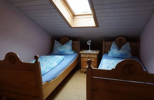 Teisendorf Apartment | Ferienwohnung Dachgeschoss, für 4 Personen (60m²) 2 Schlafzimmer, Wohnküche, Wohnzimmer, Dusche/WC, Balkon, Waschmaschine