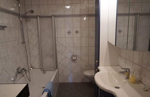 Teisendorf Apartment | Ferienwohnung Dachgeschoss, für 4 Personen (60m²) 2 Schlafzimmer, Wohnküche, Wohnzimmer, Dusche/WC, Balkon, Waschmaschine