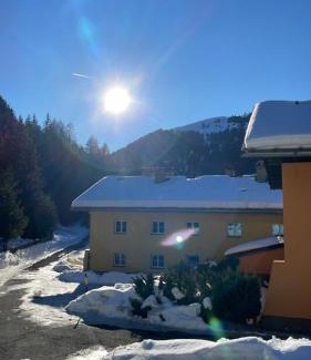 Nauders Apartment | Delightful Ferienwohnung Dalmatiner: Family & Pet-Friendly Stay
