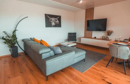 Uehlingen-Birkendorf Apartment | Beautiful Ferienwohnung Steinablick with Balcony & Garage