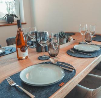 Uehlingen-Birkendorf Apartment | Beautiful Ferienwohnung Steinablick with Balcony & Garage