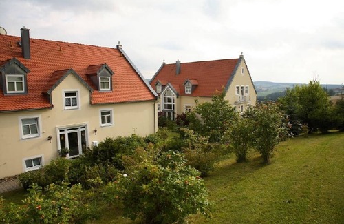 Neualbenreuth Apartment | Cozy Retreat with Terrace and Fully Equipped Kitchen