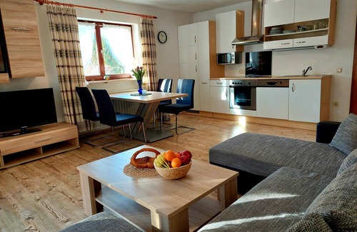 Marktschellenberg Apartment | Cozy Ferienwohnung 3 Edelweiss with Spa and Hot Tub