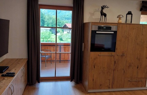 Marktschellenberg Apartment | Cozy Untersberg Apartment with Balcony and Family Amenities