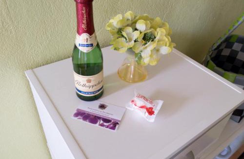 West Apartment | Budget-Friendly Ferienwohnung Dernbecher with Breakfast & More