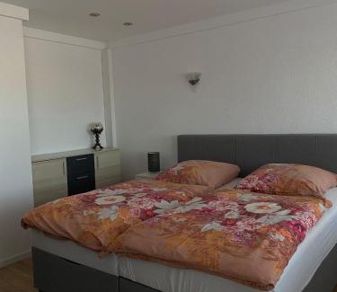 Lossburg Apartment | Budget-Friendly Ferienwohnung Deti with Breakfast Included