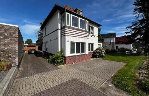 Nordenham Apartment | Budget-Friendly Ferienwohnung Dianna: Family & Kitchen Amenities