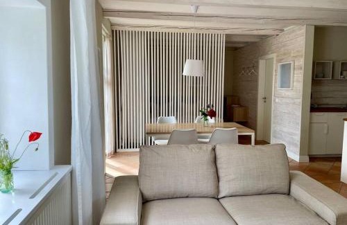 Saal Apartment | Top-Rated Ferienwohnung EINS Hof Himmelgrün with Pet-Friendly Amenities