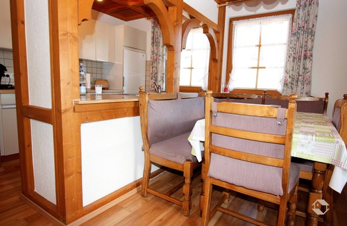 Schollach Apartment | Ideal Getaway: Ferienwohnung Erdgeschoss with Kitchen & Breakfast