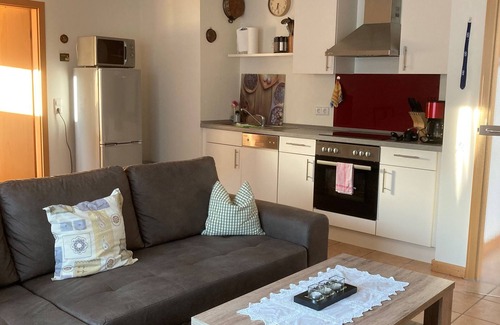 Glems Apartment | Premier Erdgeschoß Apartment with Terrace & Pet-Friendly Perks
