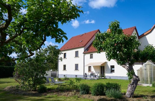 Laussnitz Apartment | Top-Rated Ferienwohnung Erika: Child-Friendly & Kitchen Included
