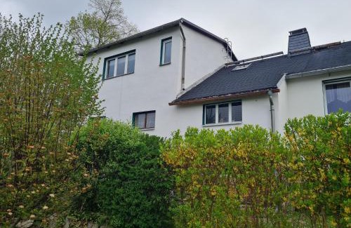 Bernsbach Apartment | Cozy Ferienwohnung Erzgebirgsblick with Hot Tub & Breakfast