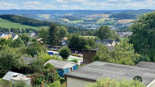 Bernsbach Apartment | Cozy Ferienwohnung Erzgebirgsblick with Hot Tub & Breakfast