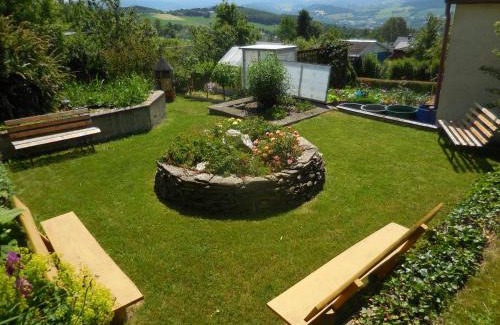 Bernsbach Apartment | Cozy Ferienwohnung Erzgebirgsblick with Hot Tub & Breakfast