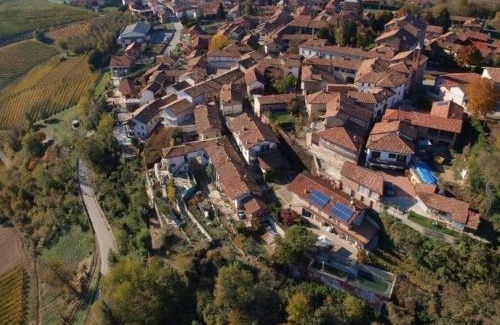 Verduno Apartment | Cozy Retreat for Two in Verduno, Piemont with Pool