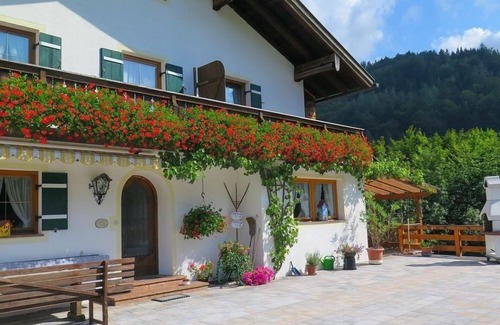 Oberau Apartment | Cozy Apartment for 2-4 with Kitchen & Breakfast Included