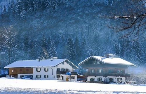 Oberau Apartment | Cozy Apartment for 2-4 with Kitchen & Breakfast Included