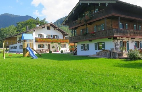 Oberau Apartment | Cozy Apartment for 2-4 with Kitchen & Breakfast Included