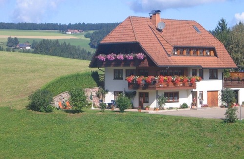 Sankt Maergen Apartment | Relaxing Ferienwohnung Flieder with Breakfast & Family Amenities