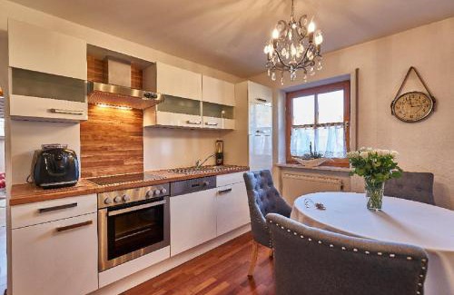 Silberberg Apartment | Explore Ferienwohnung Fritz: 4-Star Stay with Breakfast
