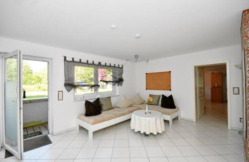 Schwarzach am Main Apartment | Gartenblick Ferienwohnung: Family-Friendly Stay by the Pool
