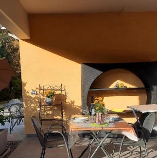Cannobio Apartment | Oceanfront Retreat: Ferienwohnung GALLO with Terrace