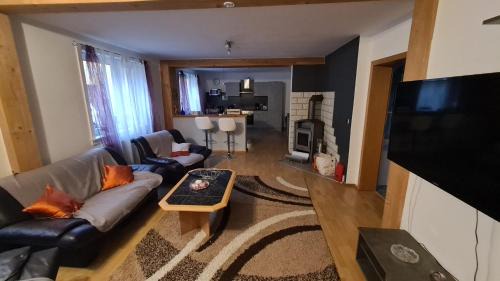 Langewiesen Apartment | Child-Friendly Getaway at Ferienwohnung Gottlebe