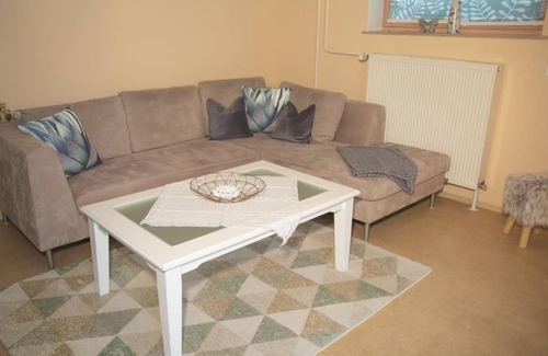 Forchheim District Apartment | Cozy Souterrain Apartment with Winter Garden for Families