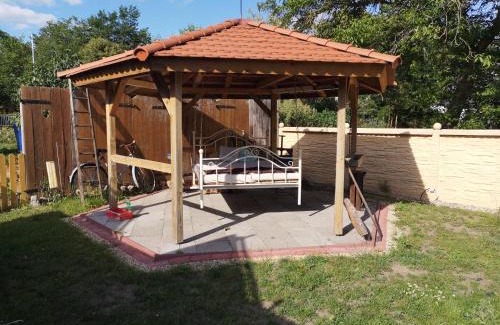 Lubben House | Prime Getaway at Ferienwohnung-Gurran with Pool & Hot Tub