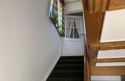 Vlotho Apartment | Budget-Friendly Ferienwohnung Hügel: Pet & Child Friendly