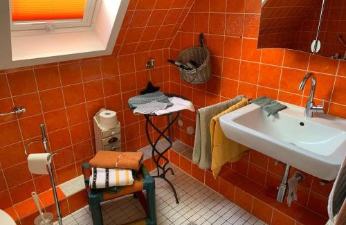 Vlotho Apartment | Budget-Friendly Ferienwohnung Hügel: Pet & Child Friendly