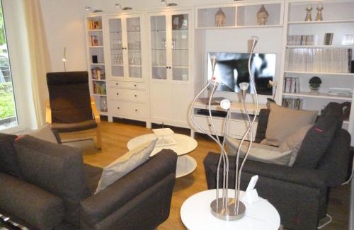 Vahrendorf Apartment | Stylish Ferienwohnung Hamburg-Rosengarten with Ocean Views