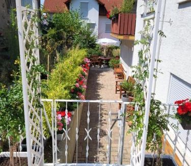 Hemsbach Apartment | Family-Friendly Ferienwohnung Hemsbach by the Bergstraße